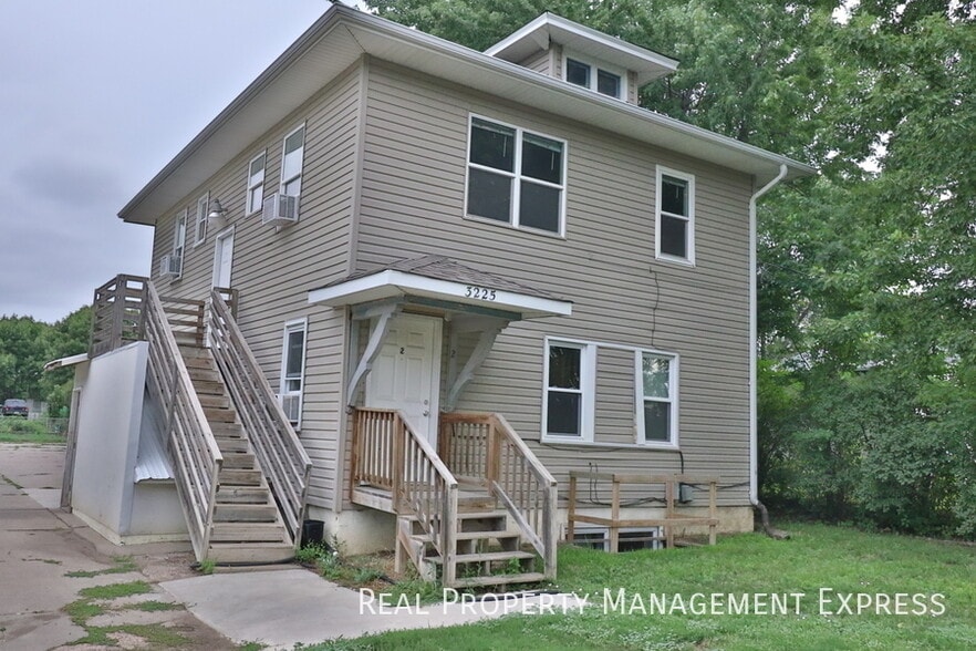 Building Photo - Great Upper level 1 Bedroom Apartment