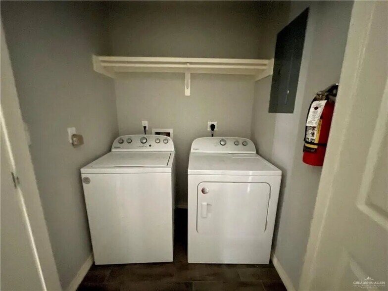 Building Photo - 3918 Las Vistas Ln