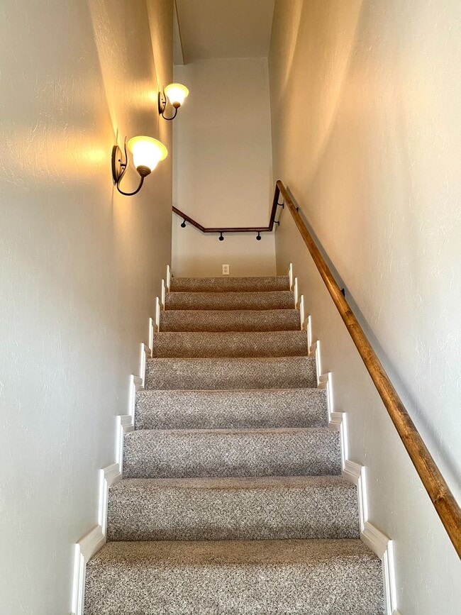 Building Photo - 3 Bed, 3 Bath With Bonus Room in Deer Creek Schools