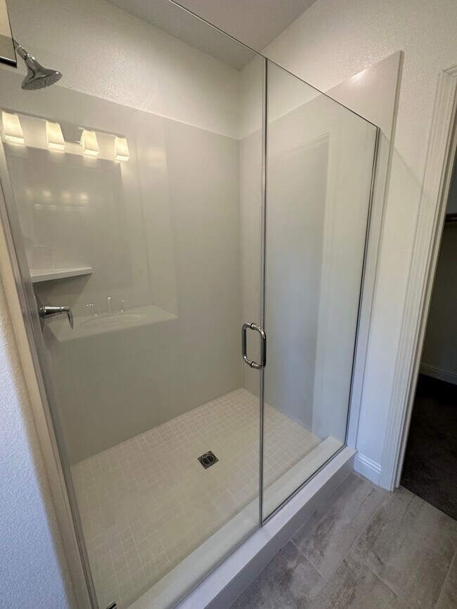 Building Photo - Charming 3 Bed / 2.5 Bath Home with Modern Upgrades