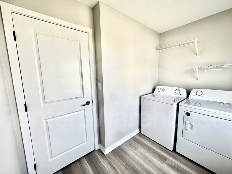 Building Photo - 7000 Lake Hill Dr