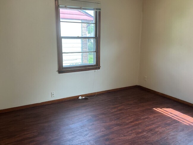 Building Photo - 2 bedroom single family home