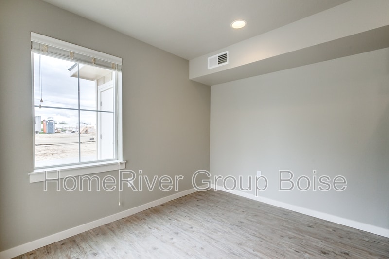 Building Photo - 933 E Travel Ln