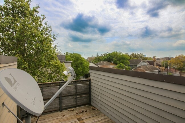 Building Photo - 730 Tulane St