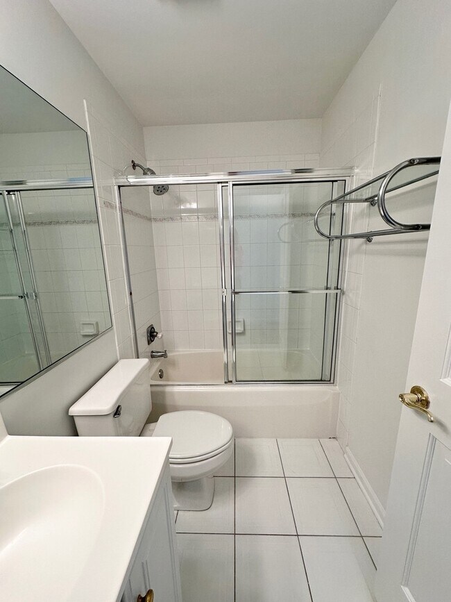 Building Photo - 224 Charlotte Pl