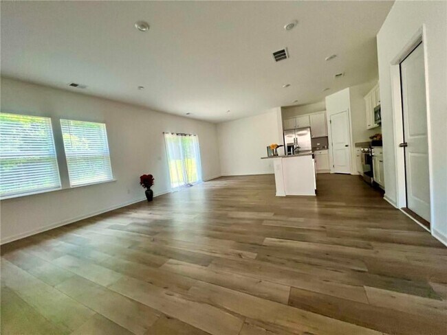 Building Photo - 683 Evergreen Rd