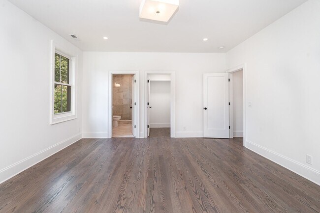 Building Photo - 909B Gale Ln