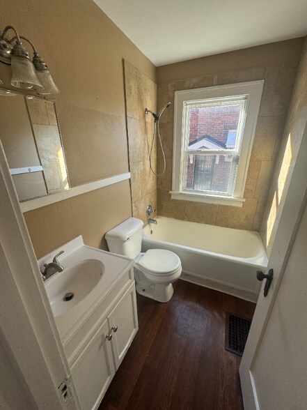 Building Photo - 1453 E Clay St