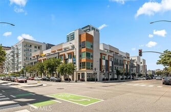 Building Photo - 215 Elm Ave