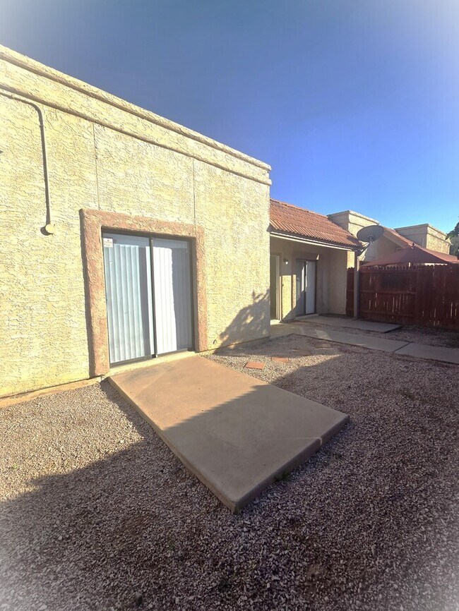 Building Photo - Cute 2 bedroom 1.75 bathroom