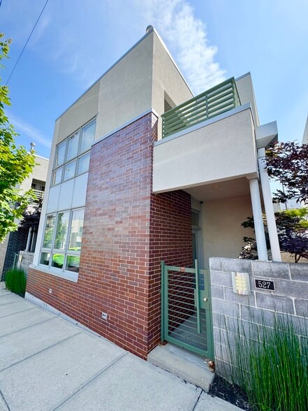 Primary Photo - 527 Oak St