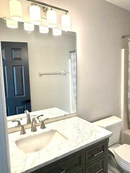 Second floor hall bath - 1200 Bugle Bluff Ct