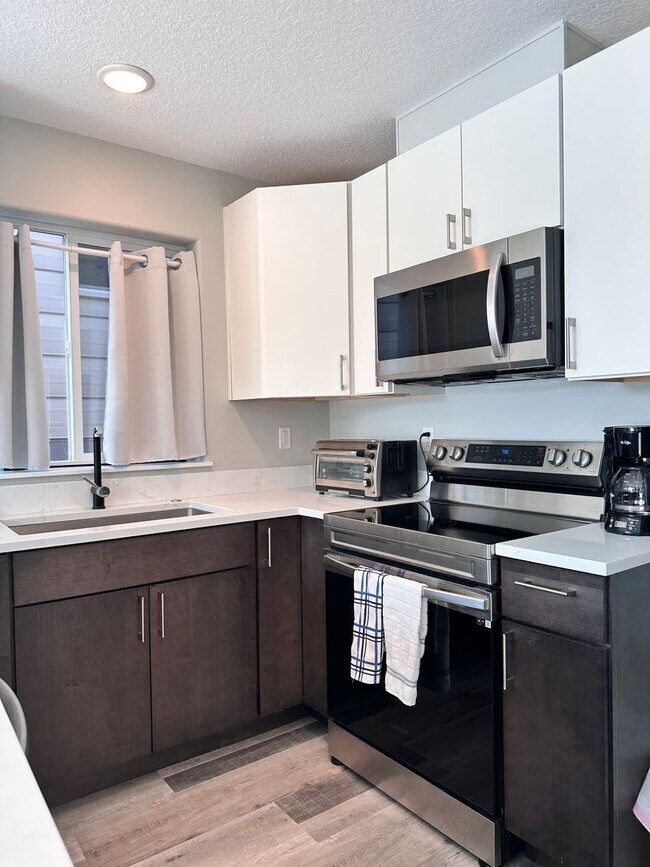 Building Photo - ***MOVE-IN SPECIAL***  Fully Furnished 2 B...