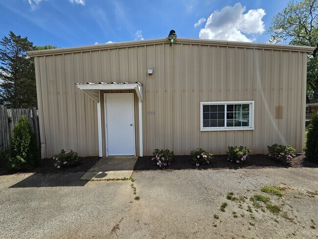 Building Photo - 1198 Holly Springs Rd