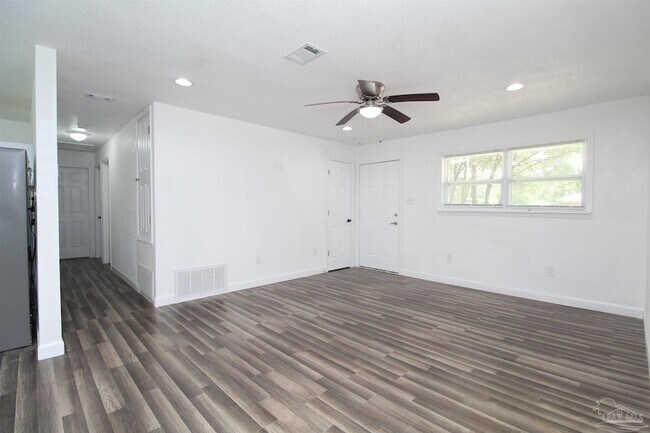 Building Photo - 6037 Syrcle Ave