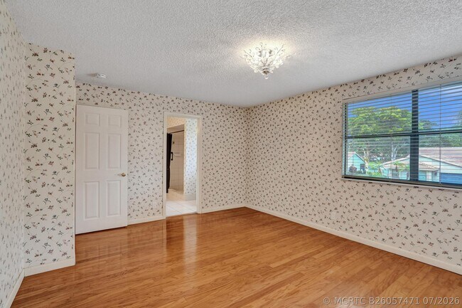 Building Photo - 635 Northshore Dr