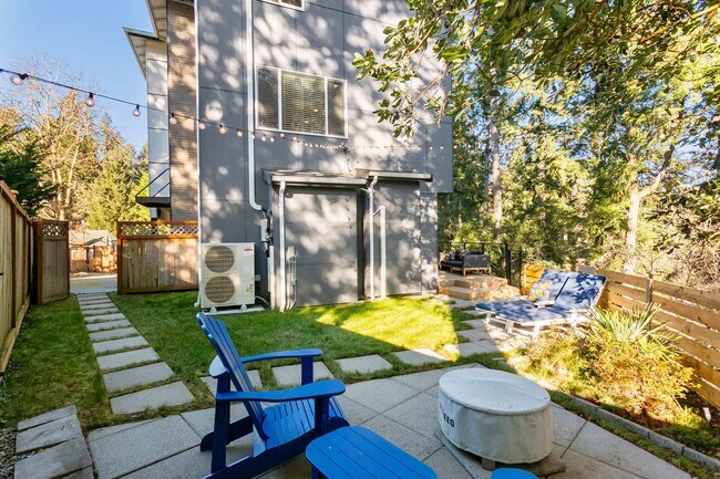 Building Photo - Gorgeous House in a Family-Friendly neighb...