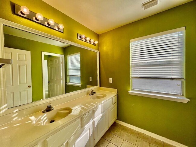 Building Photo - 2339 Plantation Bend Dr