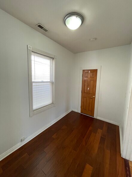 Building Photo - 1834 W Thomas St