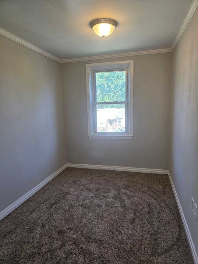 Building Photo - ELSMERE GARDENS
