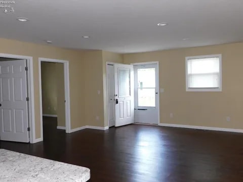 Building Photo - 12 Pine St