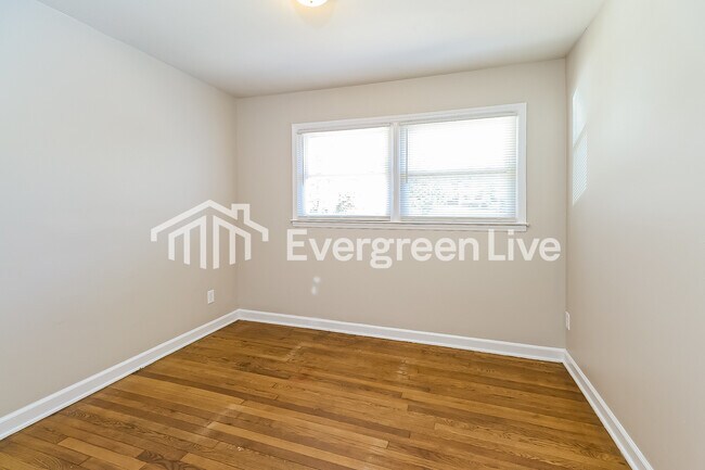 Building Photo - 1639 Vancouver Dr