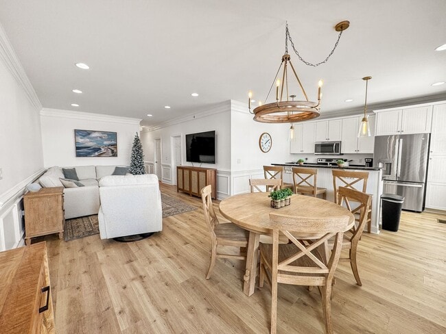 Building Photo - Fully Furnished Waterfront Elegance on Mai...