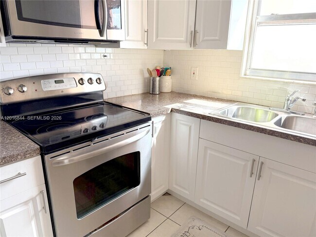Building Photo - 1301 NE Miami Gardens Dr
