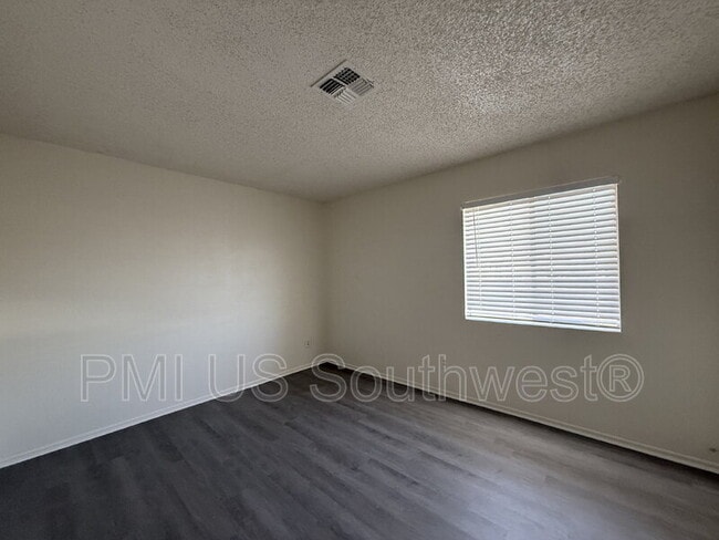 Building Photo - 664 Honeysuckle Rd