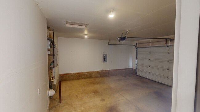 Building Photo - Single Level Family Friendly Home in Sandy. Fenced Backyard Pets Welcome