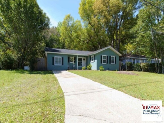 Primary Photo - Move in ready beauty!