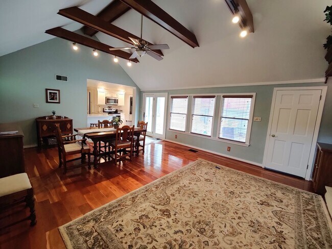Building Photo - *Beautifully Updated & Spacious 3BD/2BA Si...