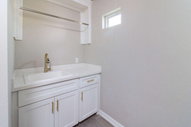 Building Photo - "Luxurious 4-Bed Oasis with Pool & 3.5 Baths in McAllen's Prime Locale!"