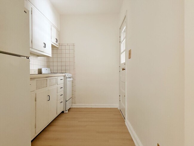 Building Photo - 1339 E Illinois St, Evansville, one bedroom, one bathroom