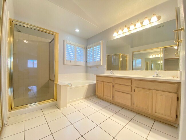 Building Photo - FANTASTIC SINGLE-FAMILY HOUSE WITH 4 BEDROOMS