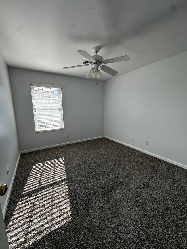 Building Photo - Knoxville 37914 - 3 bedroom, 2 bath home - Contact Regina Upshaw (865) 237-2369