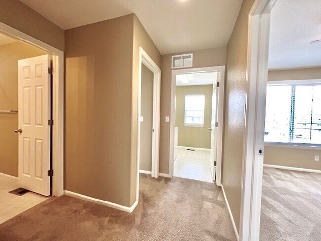 Building Photo - FABULOUS 4 BEDROOM HOME IN EASTVIEW ESTATES!!