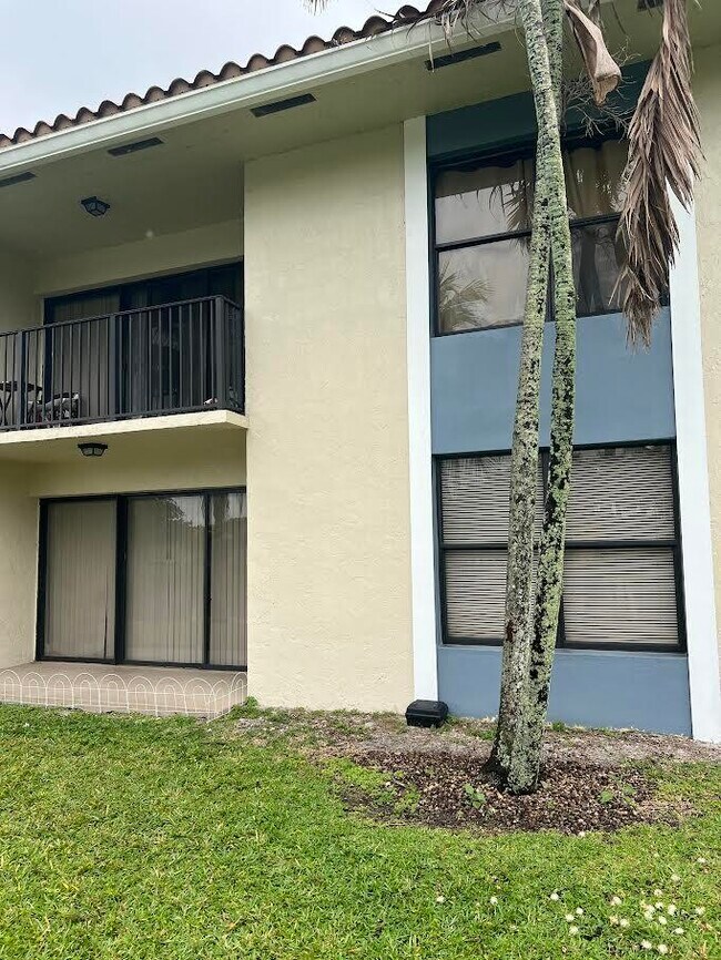 Building Photo - 1453 Lake Crystal Dr