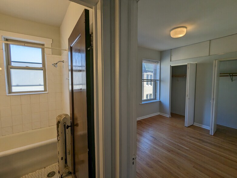 Building Photo - 4237 N Paulina St