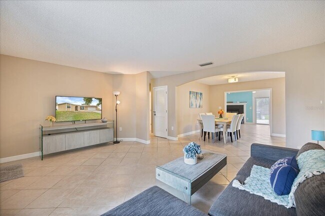 Building Photo - 818 Plum Tree Ln