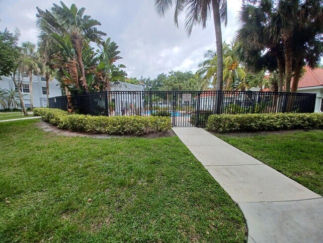 Building Photo - 5016 Lantana Rd