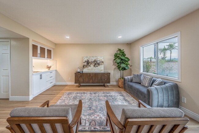 Building Photo - Fully furnished Canyon View 5 Bed Single Family