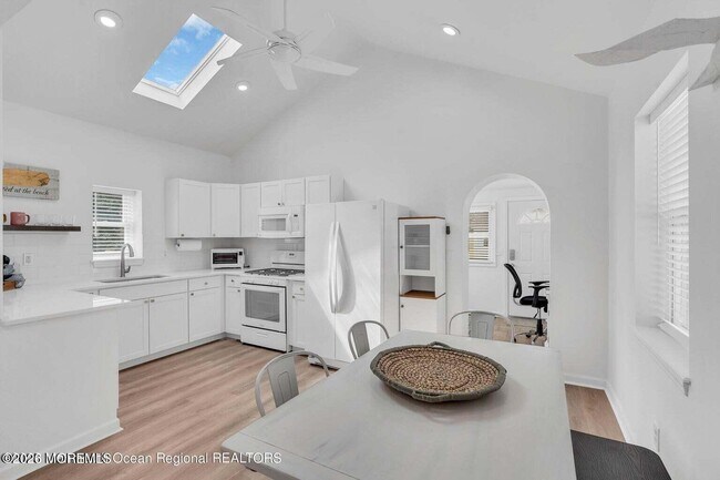Building Photo - 638A Redmond Ave