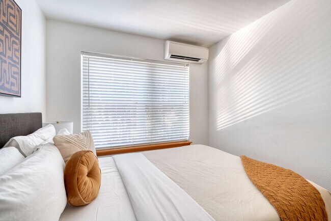 Building Photo - 5040 NE 18th Ave