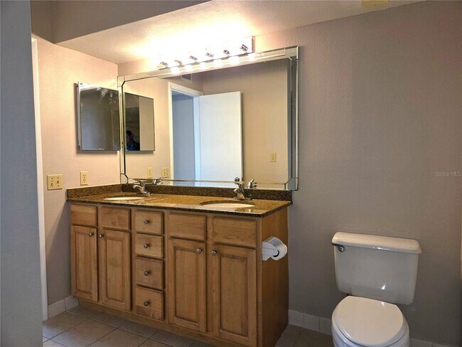 Building Photo - 5801 Bahia Del Mar Cir N