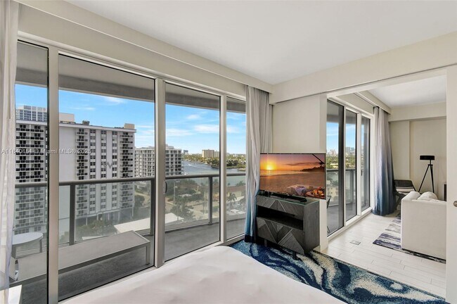 Building Photo - 3101 Bayshore Dr