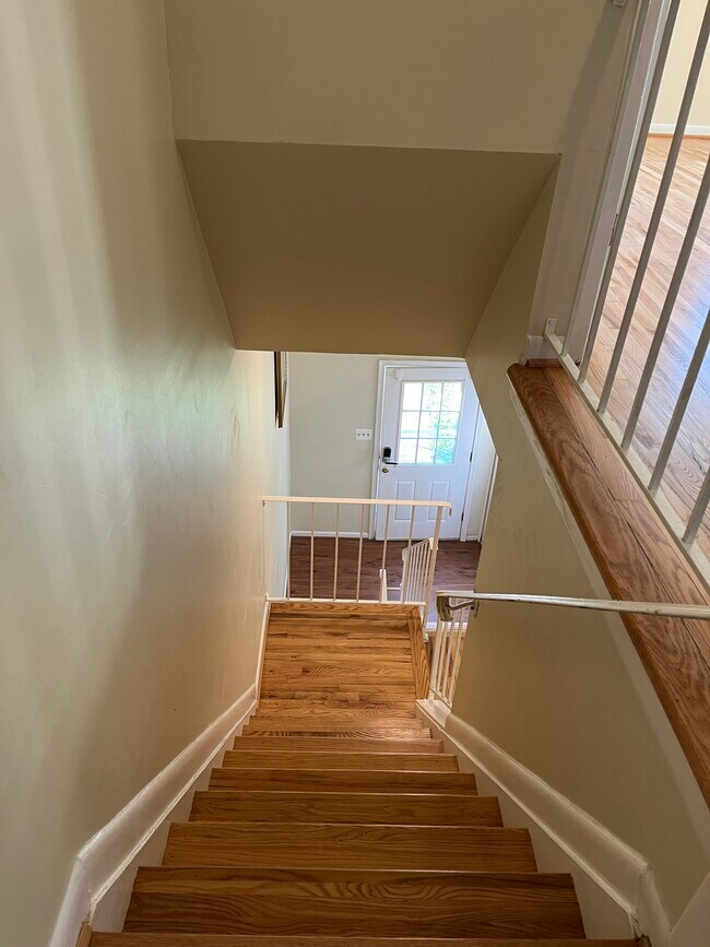 Building Photo - 2 Wimbledon Ln