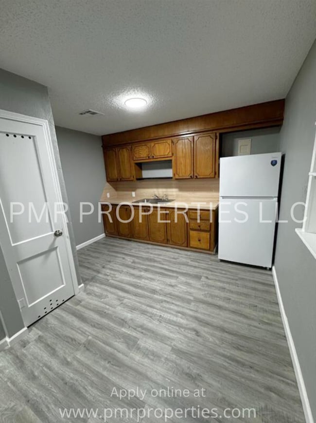 Building Photo - 3Bedroom/1Bathroom Home