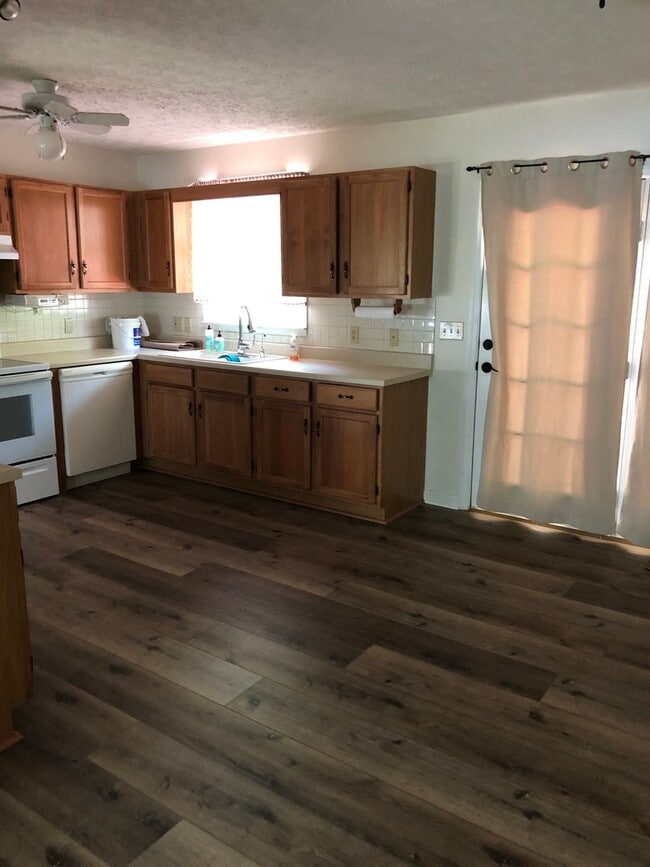 Building Photo - 4 Bedroom / 3 Bath Home   Church Hill, TN