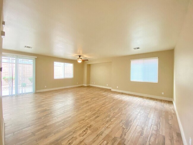 Building Photo - Wonderful two-story single-family house
